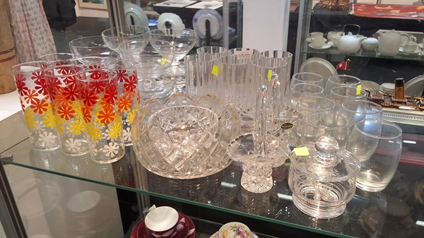 Lot 1302 - GLASSWARE