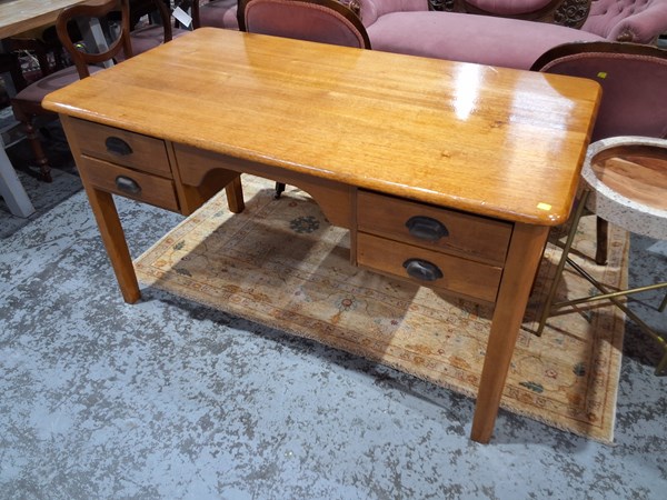 Lot 154 - DESK