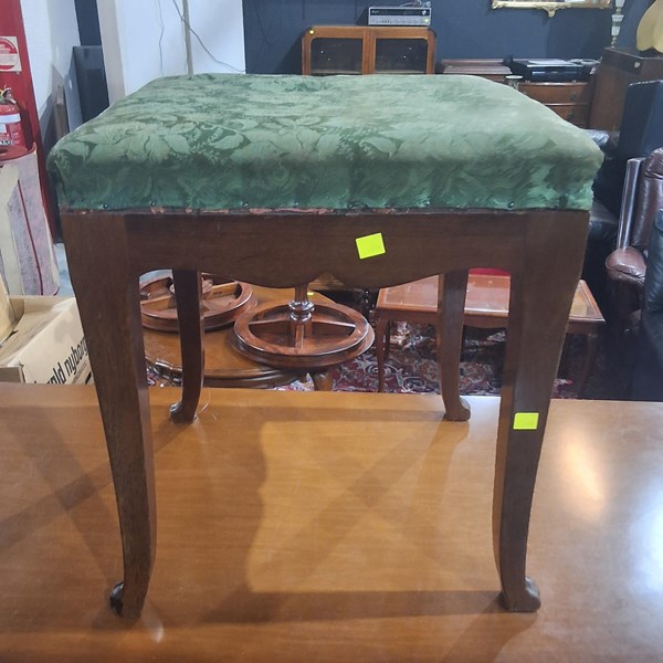 Lot 519 - STOOL