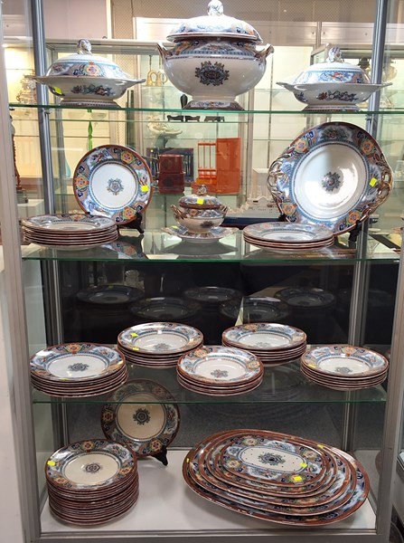 Lot 1151 - DINNER SETTING
