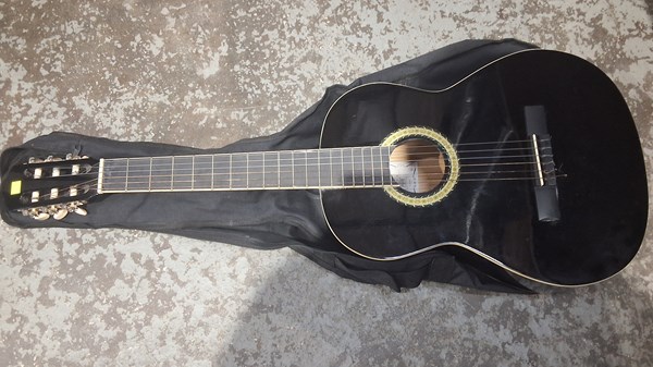 Lot 1064 - GUITAR