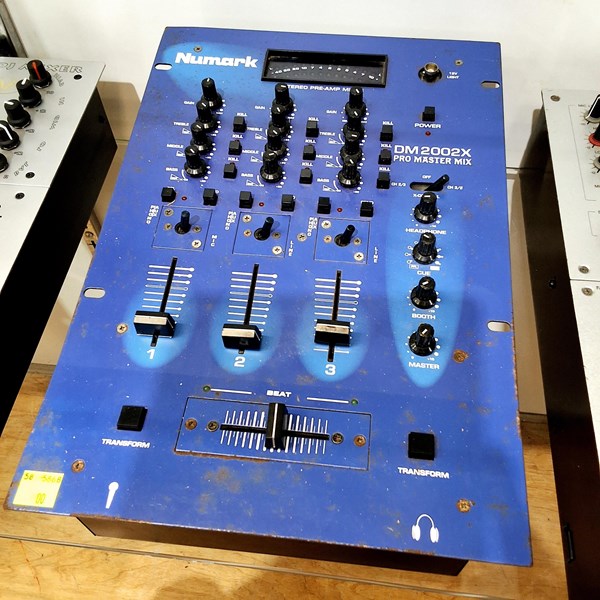 Lot 1186 - NUMARK MIXER