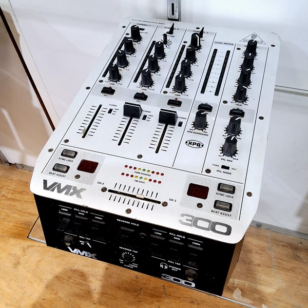 Lot 1185 - BEHRINGER MIXER