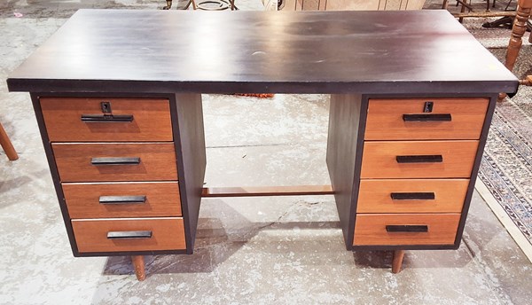 Lot 177 - DESK