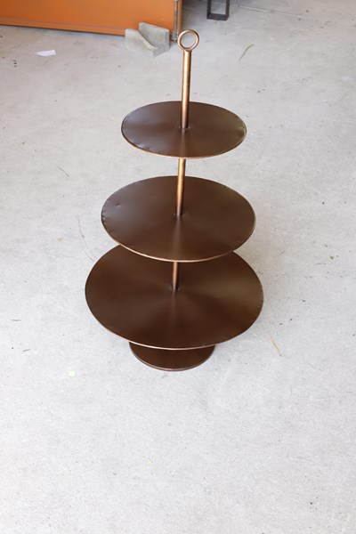 Lot 124 - CAKE STAND