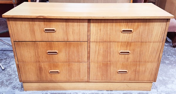 Lot 439 - CHEST OF DRAWERS