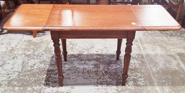 Lot 283 - OCCASIONAL TABLE