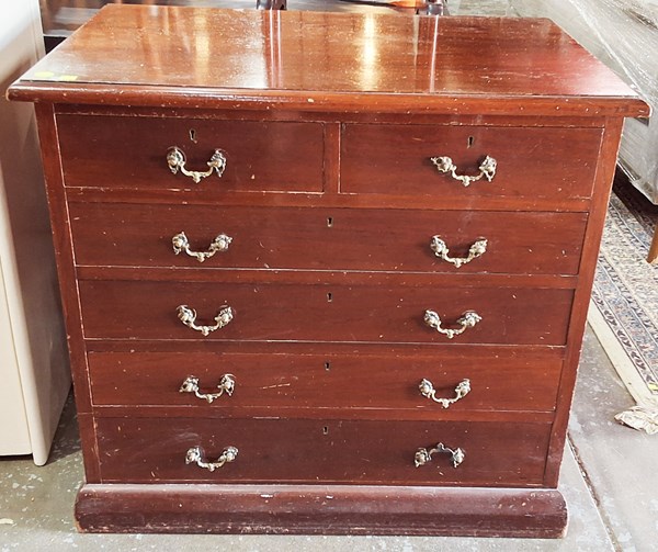 Lot 173 - CHEST OF DRAWERS