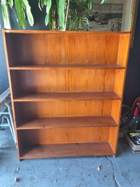 Lot 347 - BOOKSHELF