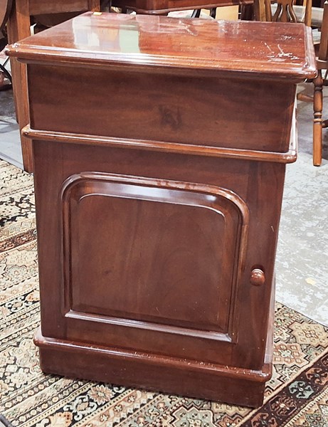 Lot 172 - POT STAND