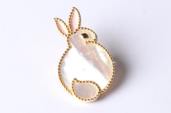 Lot 1010 - RABBIT BROOCH