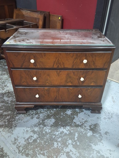 Lot 142 - CHEST OF DRAWERS