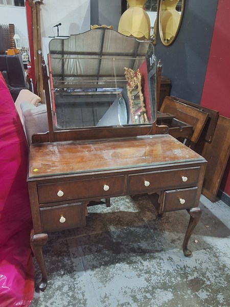 Lot 140 - DRESSING TABLE