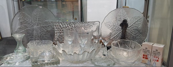 Lot 1402 - SCANDINAVIAN GLASS
