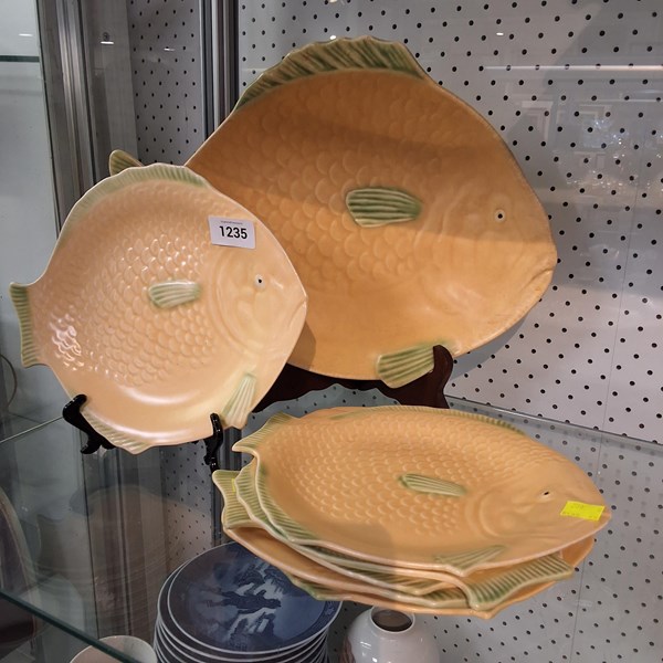 Lot 1235 - FISH PLATES