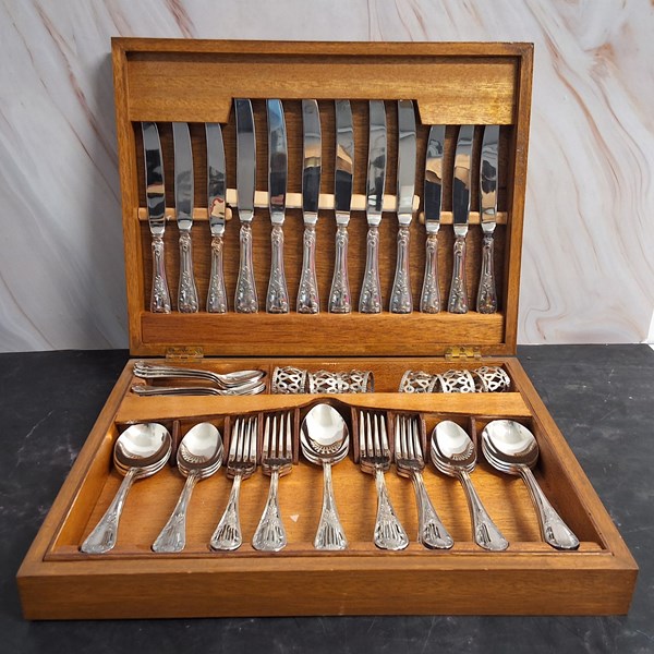 Lot 1249 - CUTLERY CANTEEN