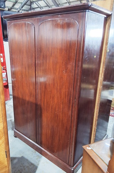 Lot 332 - WARDROBE