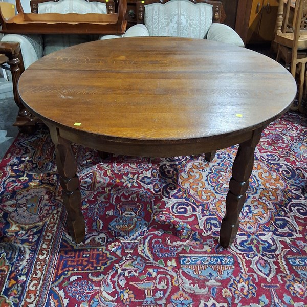Lot 254 - TABLE