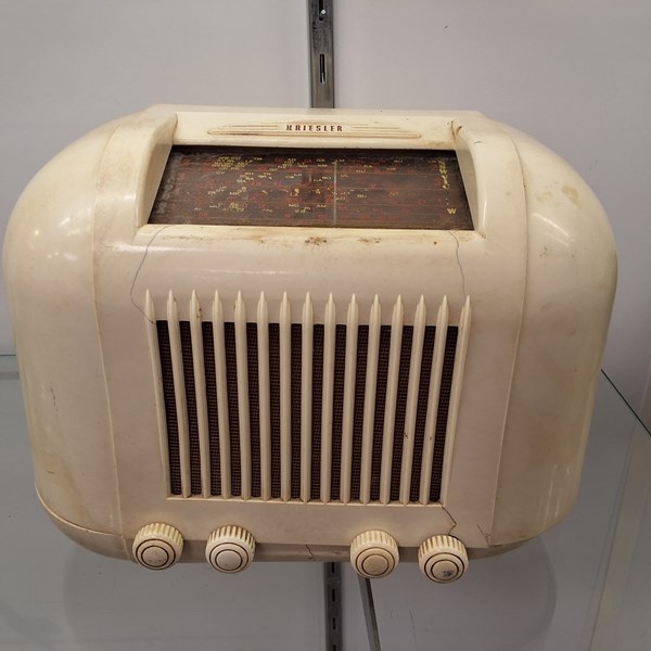 Lot 1253 - BAKELITE RADIO