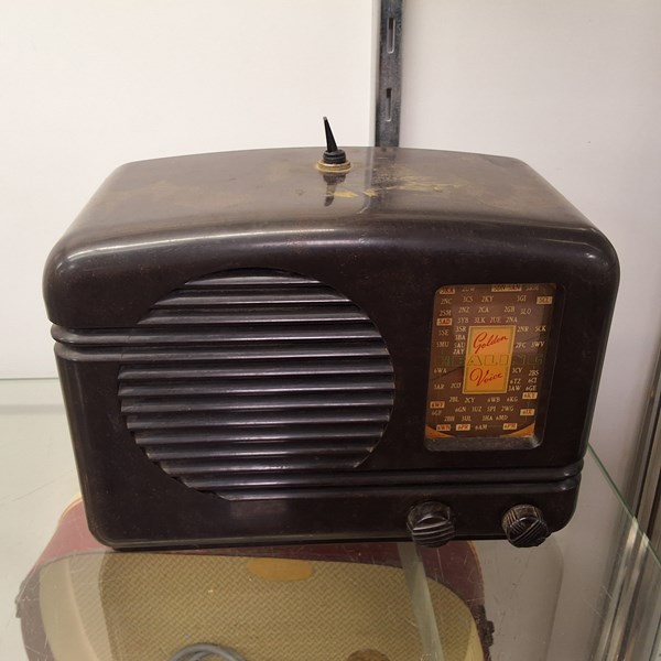 Lot 1241 - BAKELITE RADIO