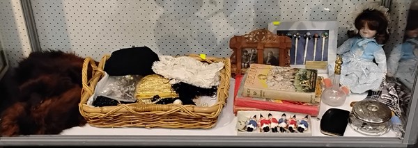 Lot 1232 - LADIES REQUISITES