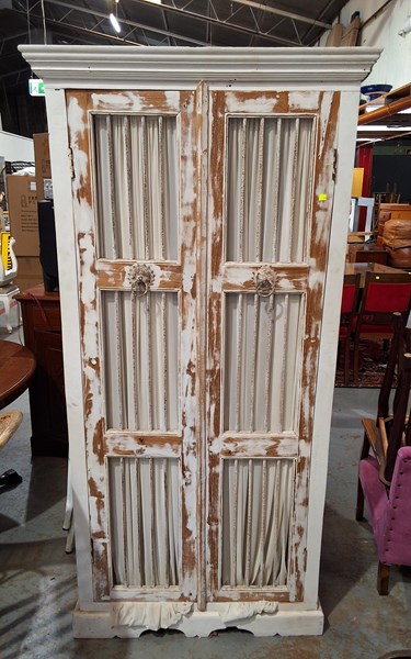 Lot 438 - CUPBOARD