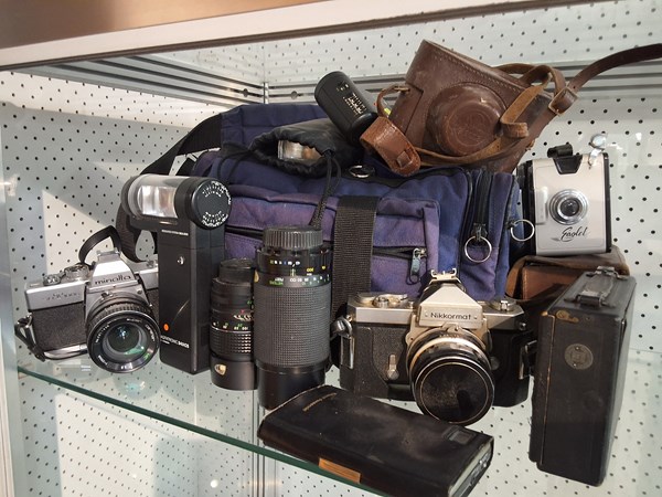 Lot 1221 - CAMERAS