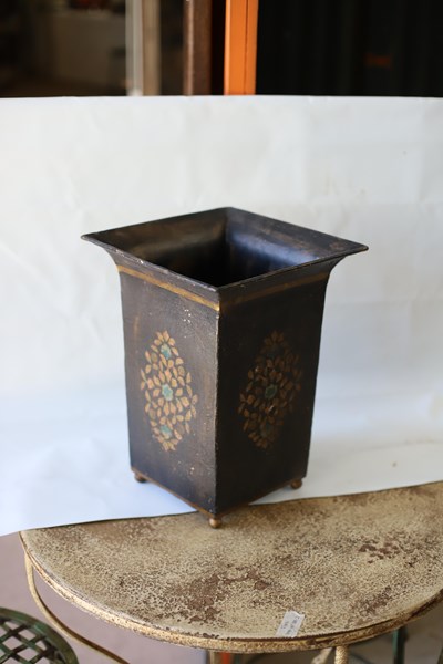 Lot 203 - PLANTER