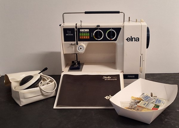 Lot 1250 - SEWING MACHINE