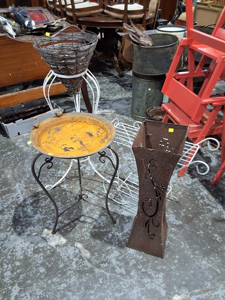Lot 380 - GARDEN ACCESSORIES