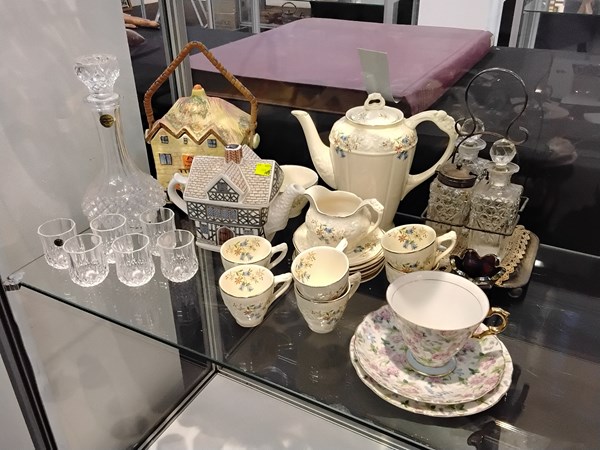 Lot 1305 - CHINA AND GLASSWARE