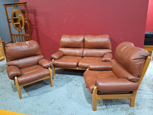 Lot 102 - LOUNGE SUITE