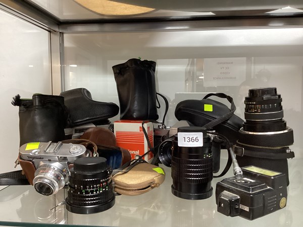 Lot 1366 - CAMERAS