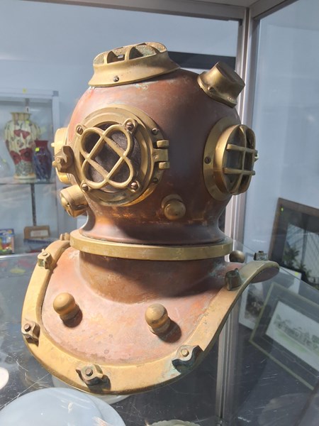 Lot 1405 - DIVERS HELMET