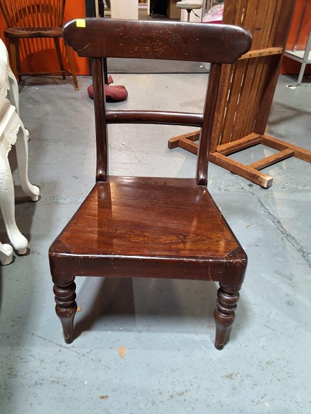 Lot 370 - NURSING CHAIR