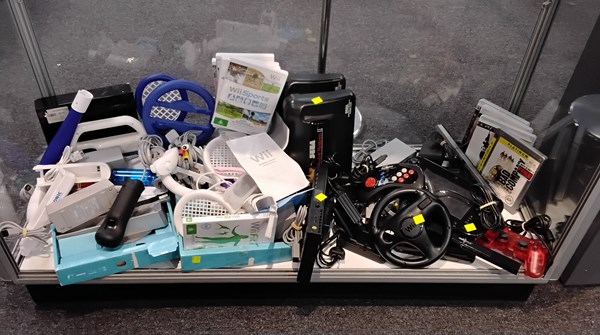 Lot 1335 - GAMING CONSOLES