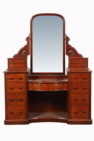 Lot 166 - DRESSING CHEST