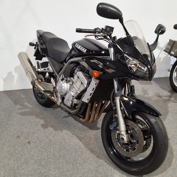 Lot 8 - YAMAHA FZ1