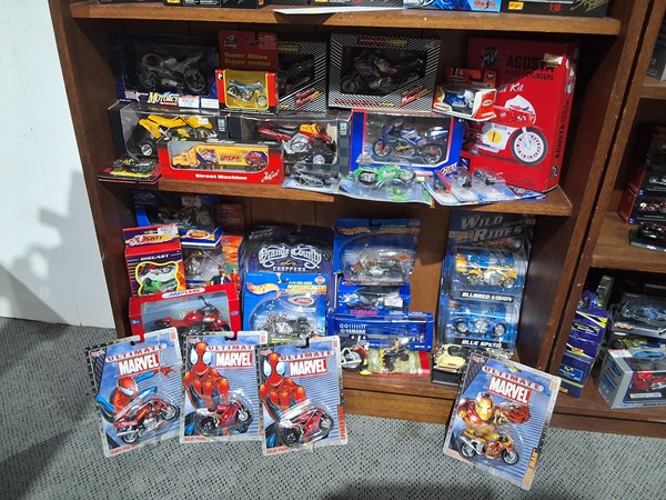 Lot 45 - TOYS AND MODELS