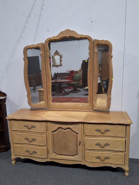 Lot 147 - DRESSING CHEST