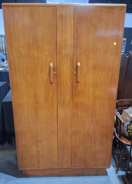 Lot 256 - GENTLEMANS WARDROBE