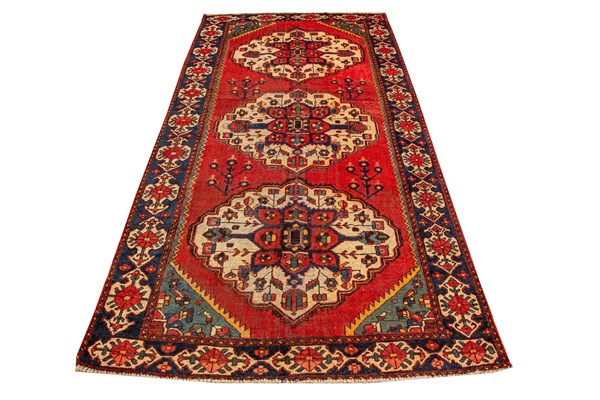 Lot 356 - BAKHTIARI RUG