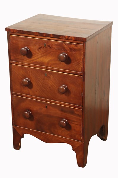 Lot 112 - GEORGIAN SMALL CHEST