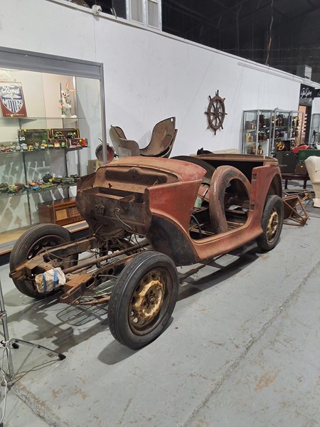 Lot 322 - MORRIS 8