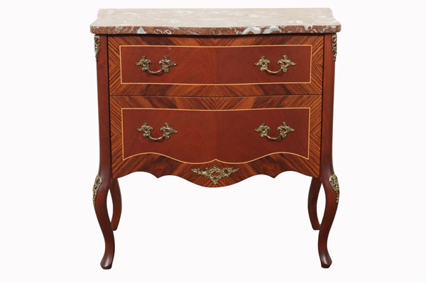 Lot 122 - PETITE COMMODE