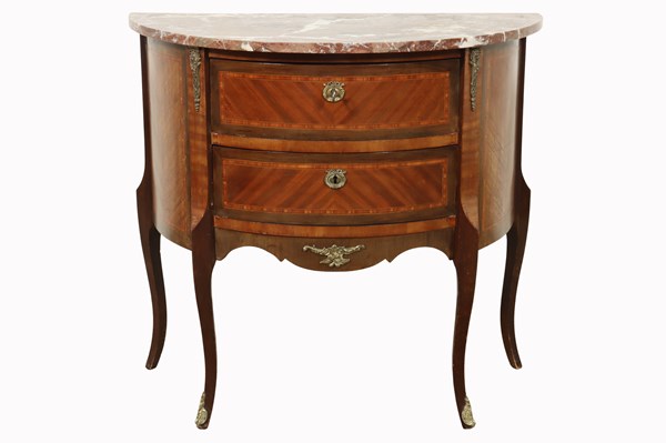 Lot 184 - PETITE COMMODE
