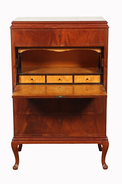 Lot 139 - MAHOGANY BUREAU