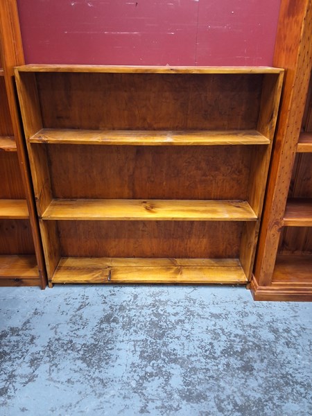 Lot 106 - BOOKSHELF
