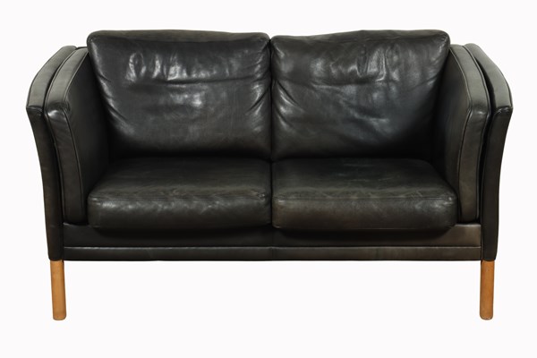 Lot 135 - LEATHER LOUNGE