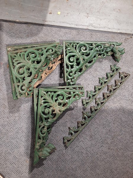 Lot 200 - ARCHITECTURAL FRETWORK